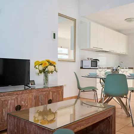 Island Village Адехе