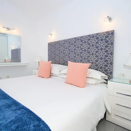 Island Village Адехе